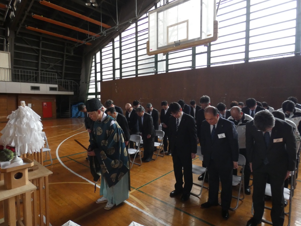 着工に先立ち、安全祈願祭を執り行いました。